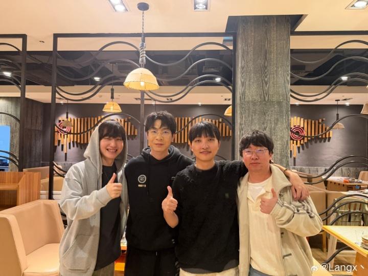 LangX晒和Xiye、Peanut合照：每天开开心心