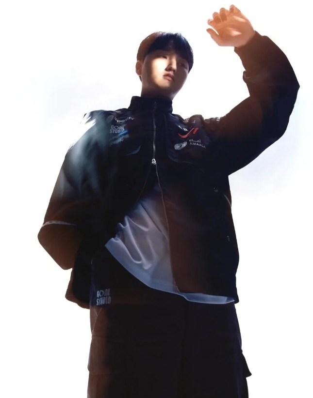 T1分享队员新赛季队服宣传照:展现选手独特的剪影和存在感