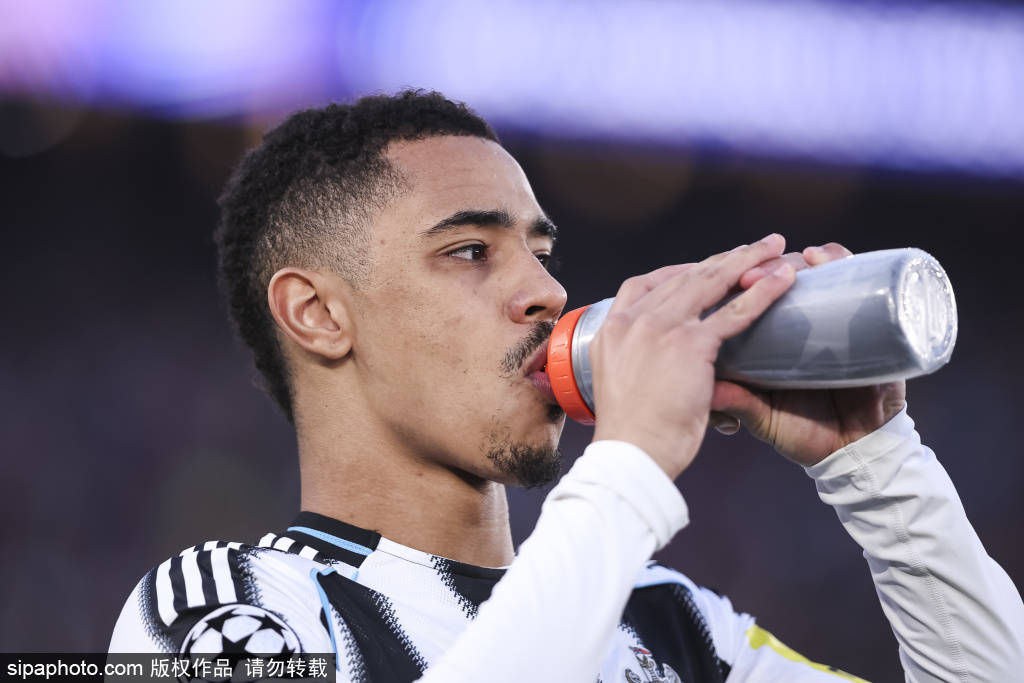 少年领袖的绝境逆袭：亚马尔效仿詹姆斯，誓助巴萨欧冠翻盘